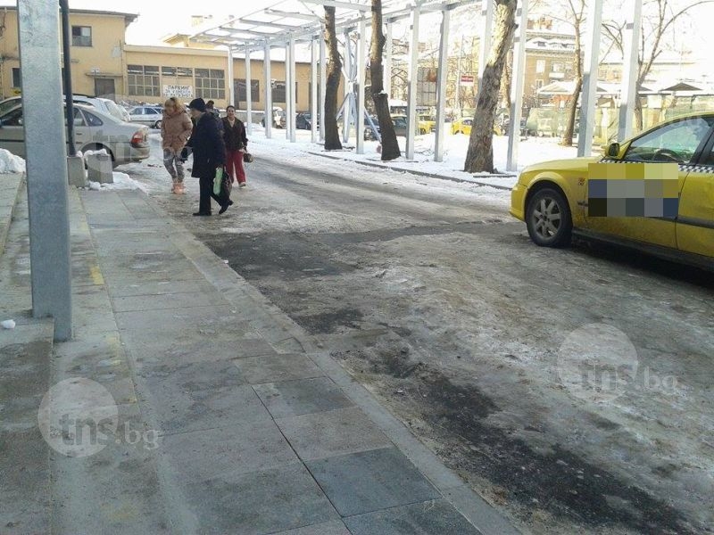 Ледената пързалка се премести пред Централна гара СНИМКИ