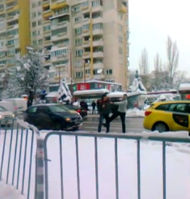 Скандал на пътя! Шофьори се млатят заради нарушение ВИДЕО