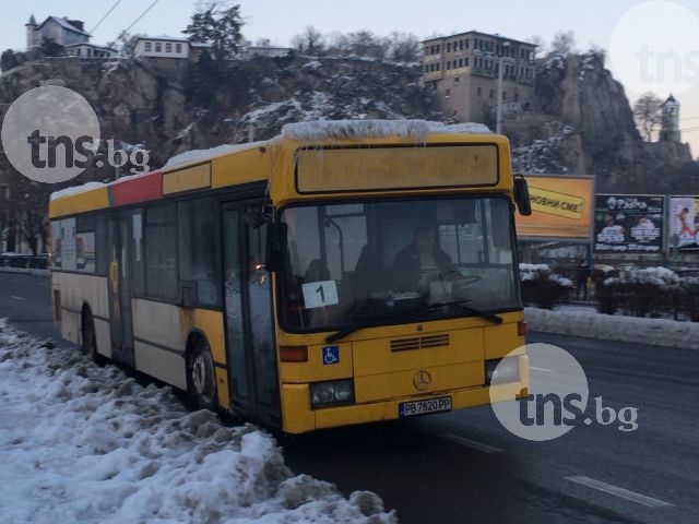 Бай Ганьо в рейса: Единицата стана пушалня! Шофьорът пали цигара от цигара