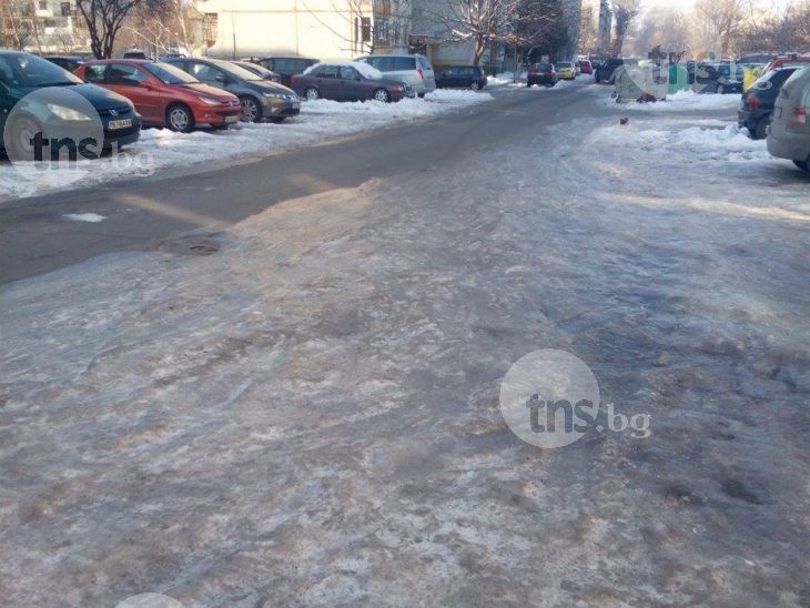 Пловдивчанин тръгна да снима леда пред дома си, направи двоен аксел по очи СНИМКИ