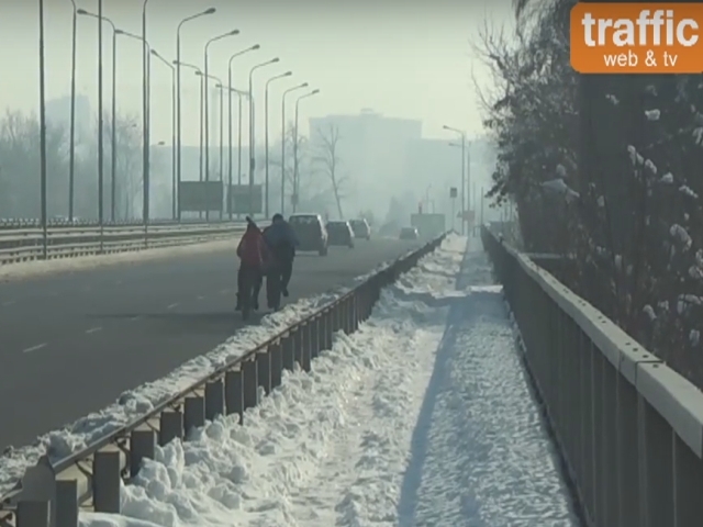 Шести ден няма кой да изчисти пешеходната пътека и велоалеята на Моста на Адата ВИДЕО