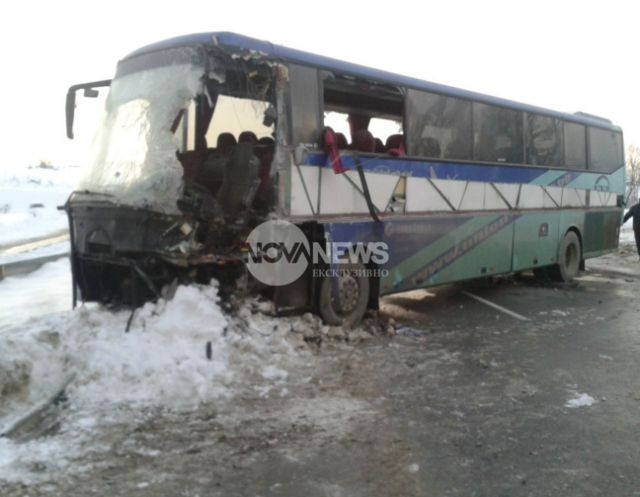 8 души в болница след зверската катастрофа между два автобуса и микробус