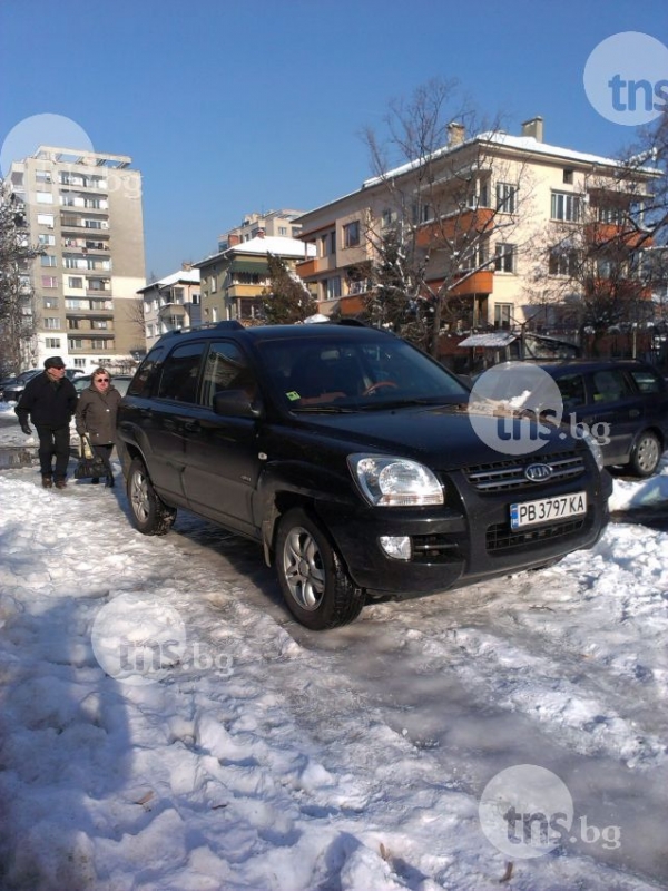 Лед, сняг и баровци блокират тротоарите в Пловдив СНИМКИ