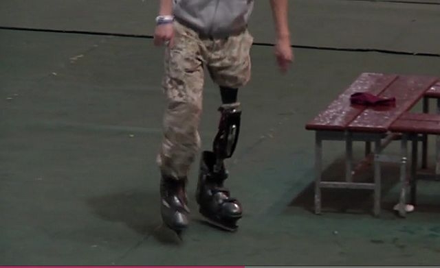 Руснак кара зимни кънки с протеза на крака ВИДЕО