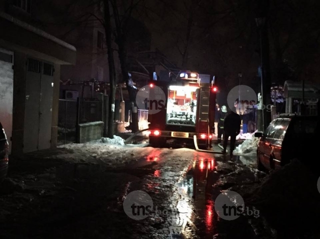 Големият пожар в Северен - в 4-етажна кооперация, 5 семейства са евакуирани СНИМКИ