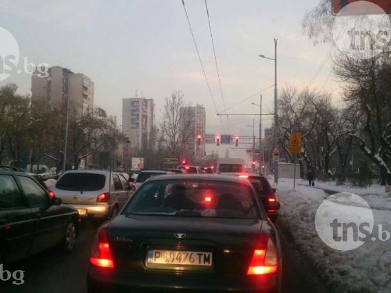 Пак задръствания в Пловдив! Катастрофа затапи 