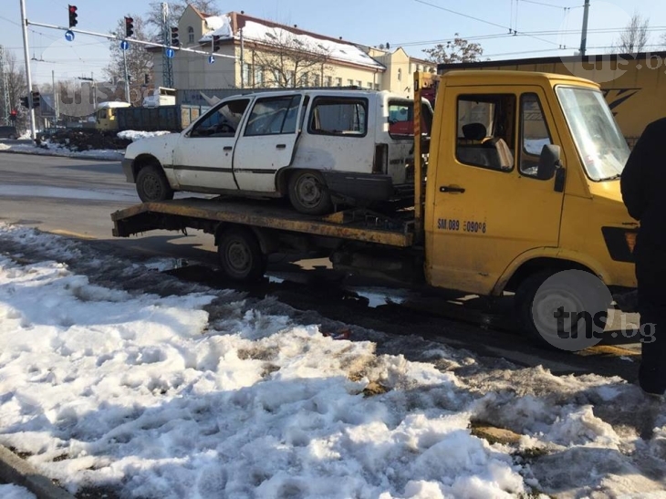 Пътна помощ с роми удари мерцедес до Аграрния СНИМКИ