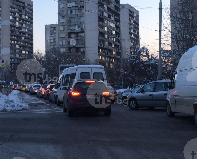 Задръствания на Брезовско шосе заради шофьори, хапващи банички СНИМКИ