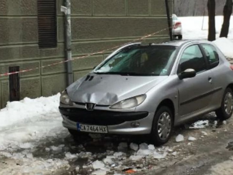 Непочистени ледени висулки на панелка потрошиха автомобил СНИМКИ
