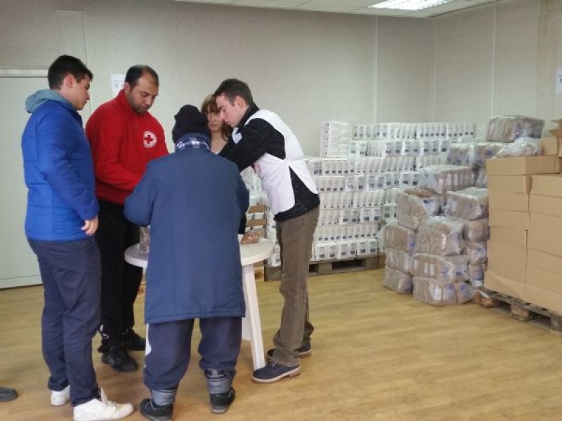 Раздаването на хранителни продукти за бедните в Северен продължава 