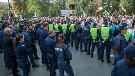 Провокатори и платени агитки излизат пред парламента, твърди МВР 