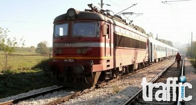 Влакът Пловдив - София спря, пътници блокирани вече час 