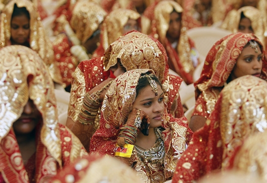 Индийски бизнесмен покани 18 хиляди вдовици на сватба
