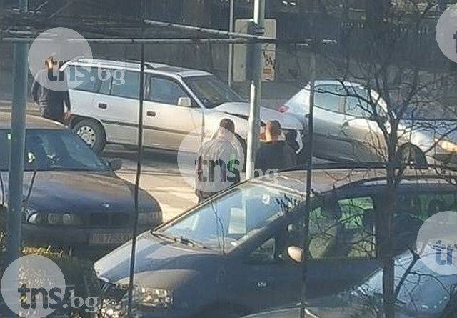 Сблъсък между две коли на улица Богомил в Пловдив СНИМКИ