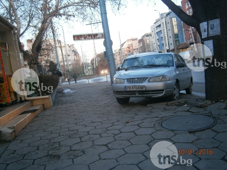 Втора порция щракнати автомобили по тротоарите на Пловдив СНИМКИ