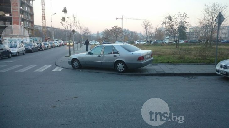 Наглеци бутат в съда фишовете за неправилно паркиране зад мол Пловдив, улиците си нямали име