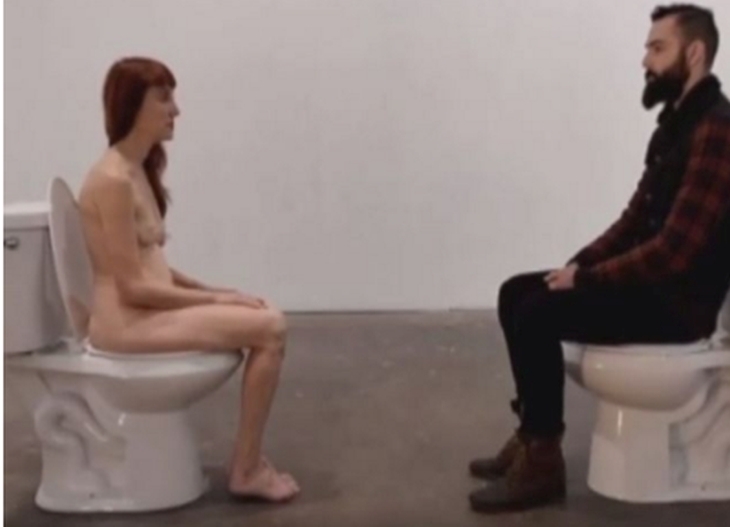 Извратено! Жена клеча чисто гола върху тоалетна чиния в галерия ВИДЕО