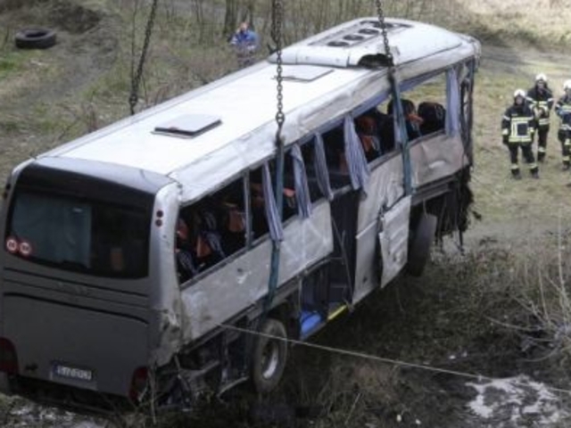Катастрофиралият български автобус бил пълен с ученици! Четирима са тежко ранени