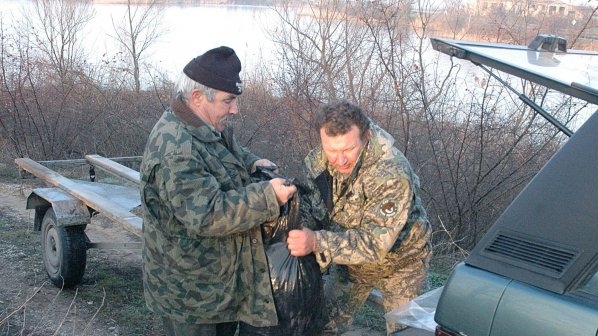 Бракониери и гранични полицаи си спретнаха гонка с лодки