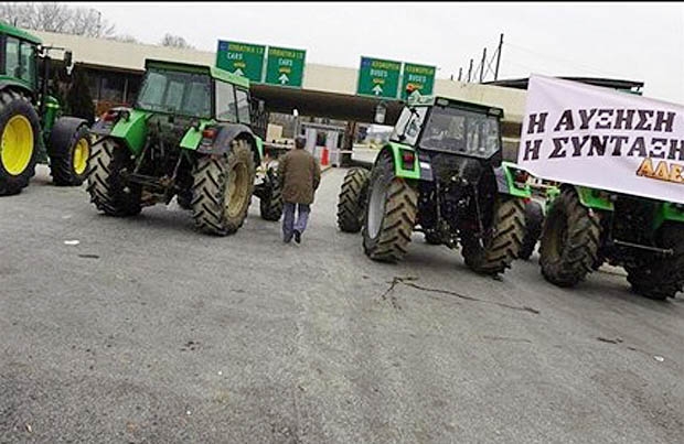 Гърците не се отказват, пак блокират границата