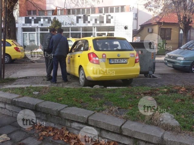 Таксиджия дава уроци по неправилно паркиране в Пловдив СНИМКА