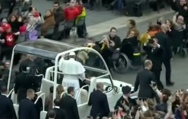 Папата повози две деца на папамобила 