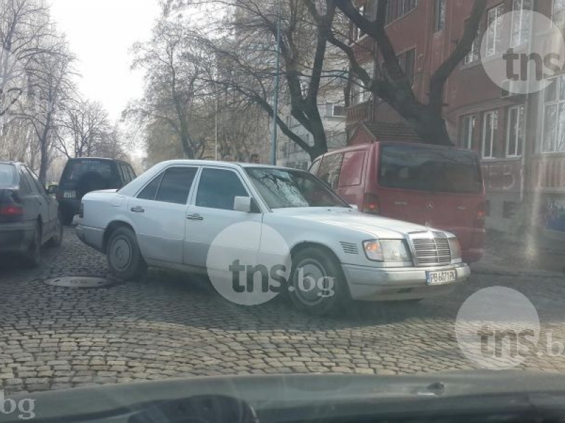 Мерцедес и бус се сблъскаха! Колона от коли се образува на булевард Марица СНИМКИ