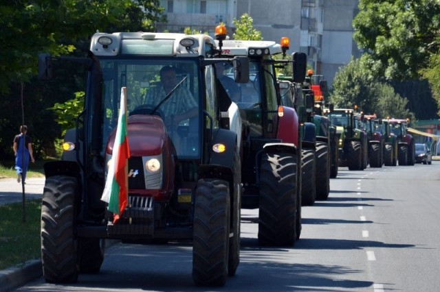 Протест в Пазарджик! Земеделците недоволни от новите винетки