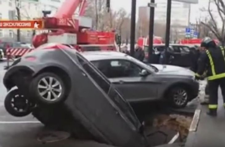 Земята се отвори под Москва! Коли пропадат в огромни ями ВИДЕО