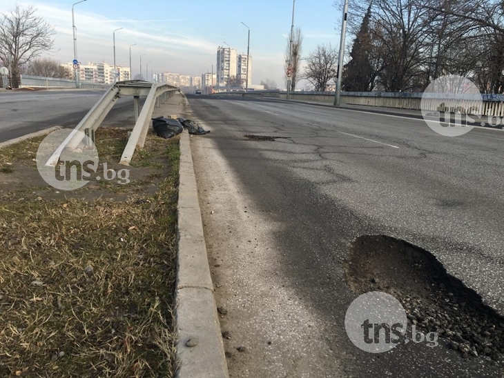 Пловдивчанка едва не си строши колата на моста на ВИХВП СНИМКИ