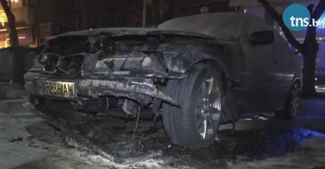 ВИДЕО от изгорялото пред търговски център в Пловдив БМВ