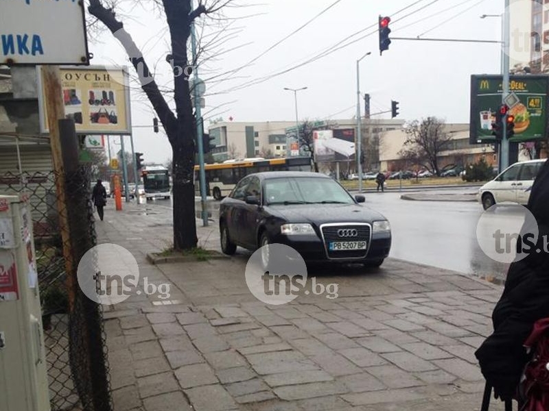 Шофьорка на лъскаво ауди паркира абсурдно всеки ден на тротоар в Пловдив СНИМКИ
