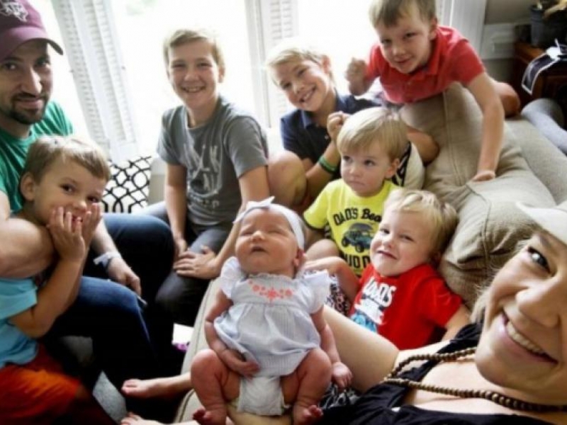 Шест момчета приветстват първата си сестричка - вижте реакцията им! ВИДЕО