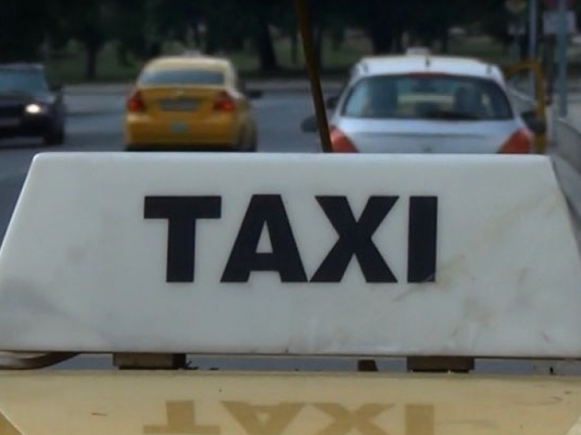 Спипаха таксиджия, който изхвърлил клиент от таксито си и му отмъкнал 3900 евро