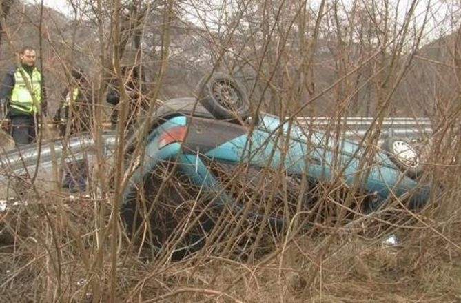 Автомобил блъсна каруца и се обърна по таван в Пловдивско