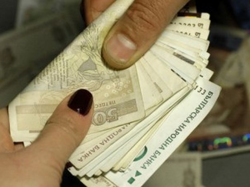 Всеки втори българин чака на заплатата на мама	