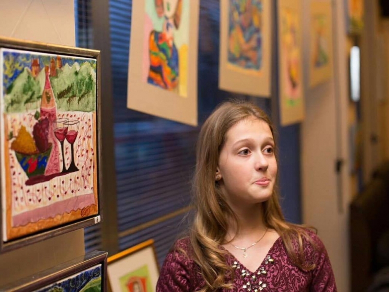 10-годишната Венета откри изложба с феи, помага на болно дете