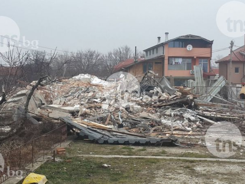 Събориха до основи къщата на бедняка- милионер в Остромила  СНИМКИ и ВИДЕО