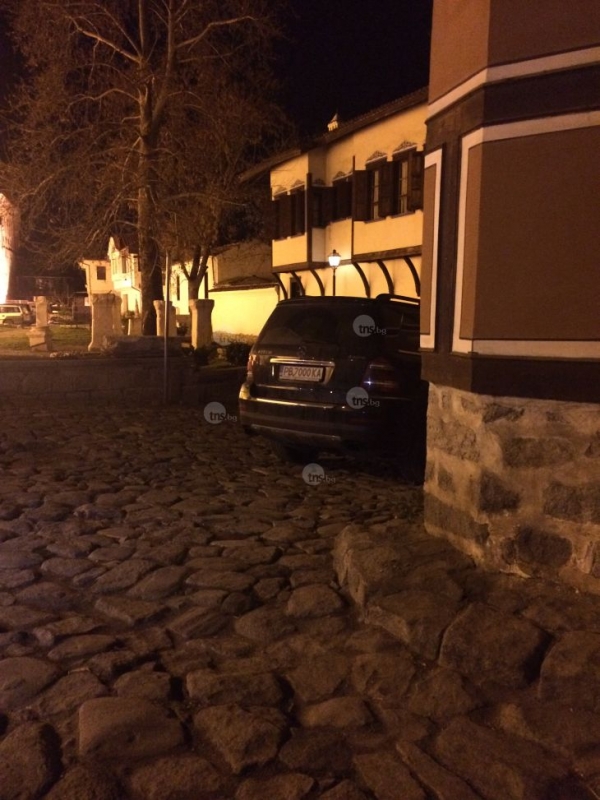 Джипът на депутата Каймаканов запуши улица в Стария град