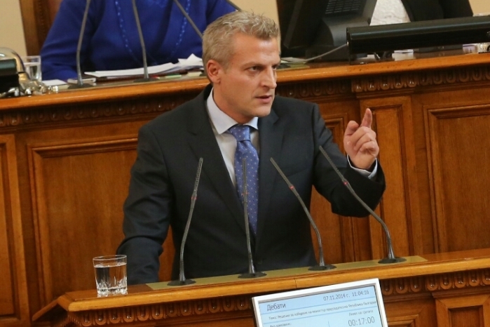 Остри реплики и размяна на обиди в парламента заради вота на недоверие