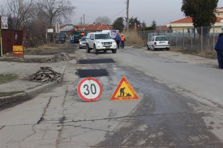 Дупките по пътя край Гребната база вече ги няма СНИМКИ