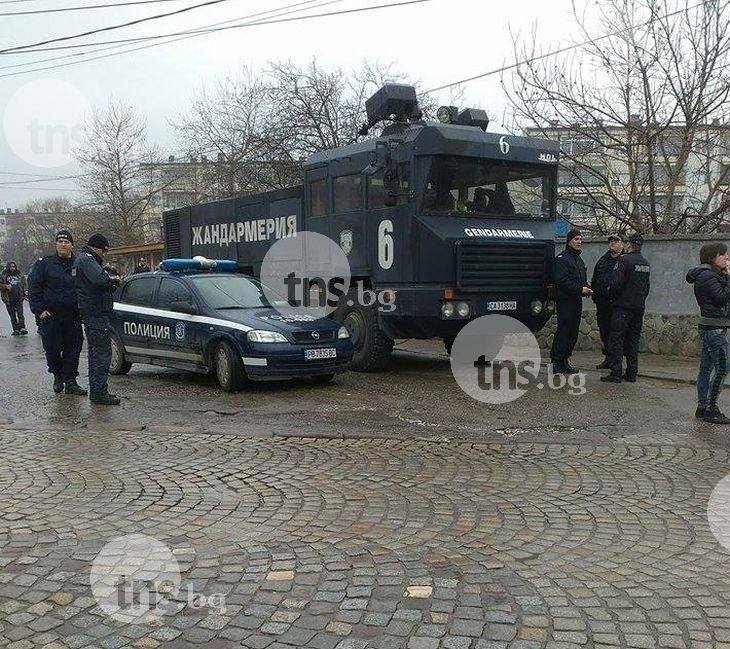 Жандармерия е блокирала булеварда до стадиона в Коматево! Изкараха водното оръдие СНИМКИ