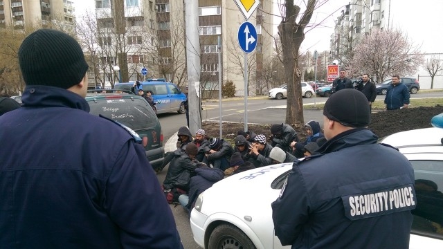Полицейска акция в Бургас! Задържани са 14 мъже