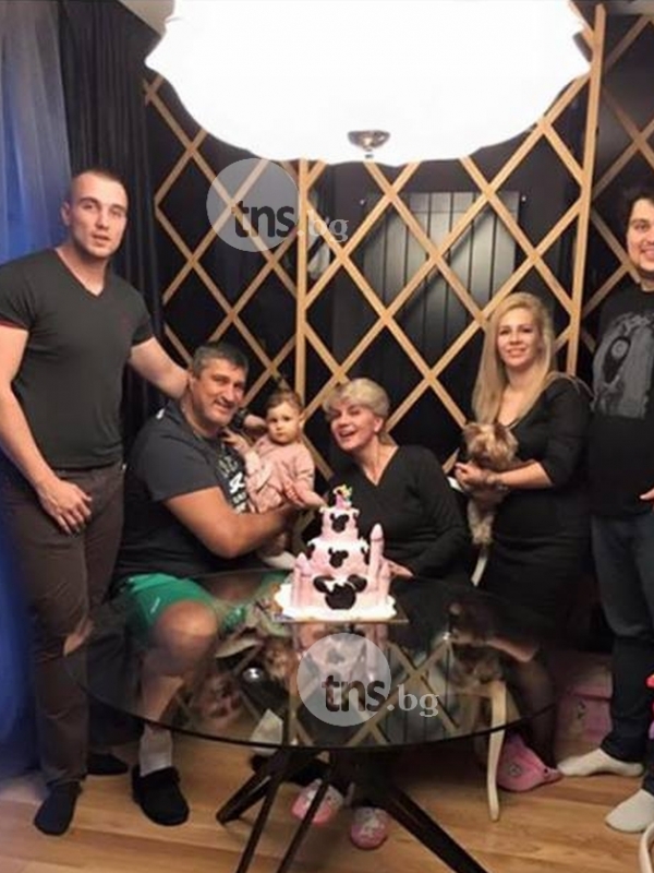 Внучката на Любо Ганев стана на 1 годинка! Баба и дядо празнуват заедно СНИМКИ