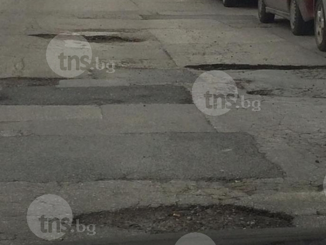 Дупка до дупка: Разбити коли и разбити шофьорски нерви в Пловдив СНИМКИ