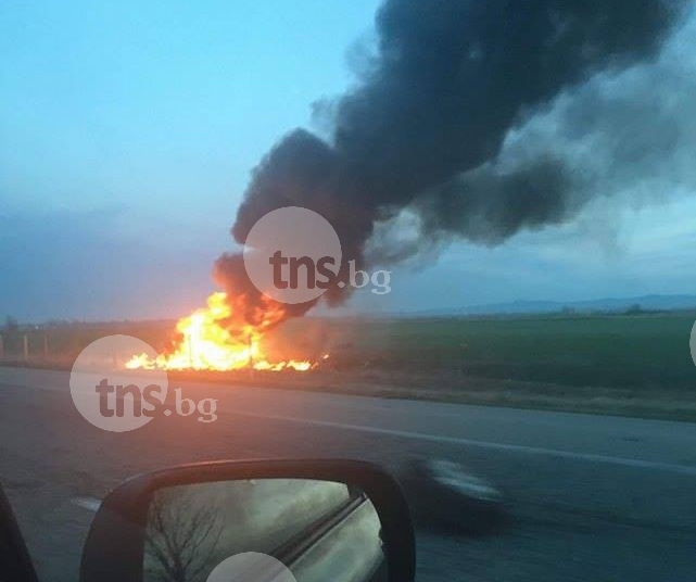 Кола гори на магистрала Тракия край Пловдив СНИМКИ