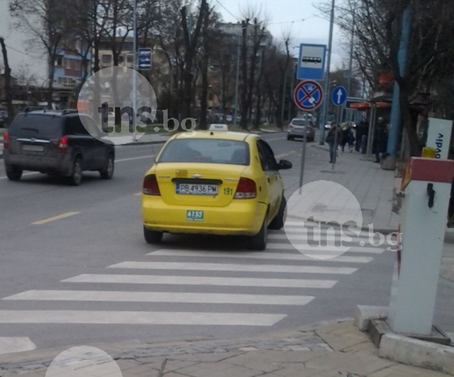 Таксиджия взе пешеходна пътека в Пловдив за стоянка СНИМКИ