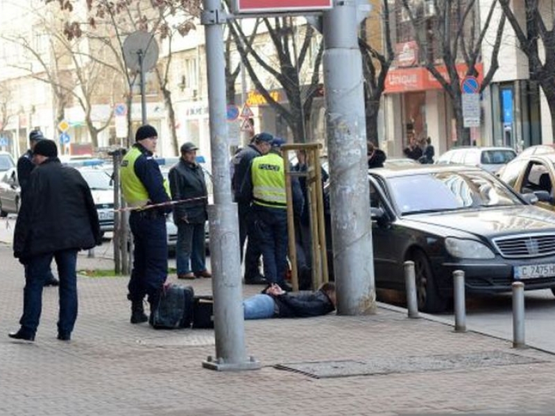 Прокурори менте са задържани в мола, счупили коляното на полицай при ареста СНИМКИ