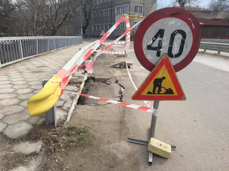 Мост пропадна в Куклен, двете части на града могат да останат разделени СНИМКИ