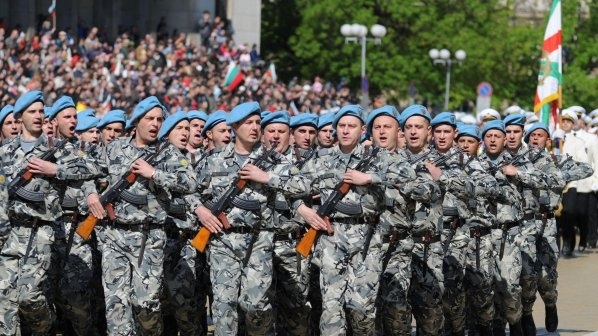 Военният министър успокои младите мъже: Няма да мобилизираме когото и да било